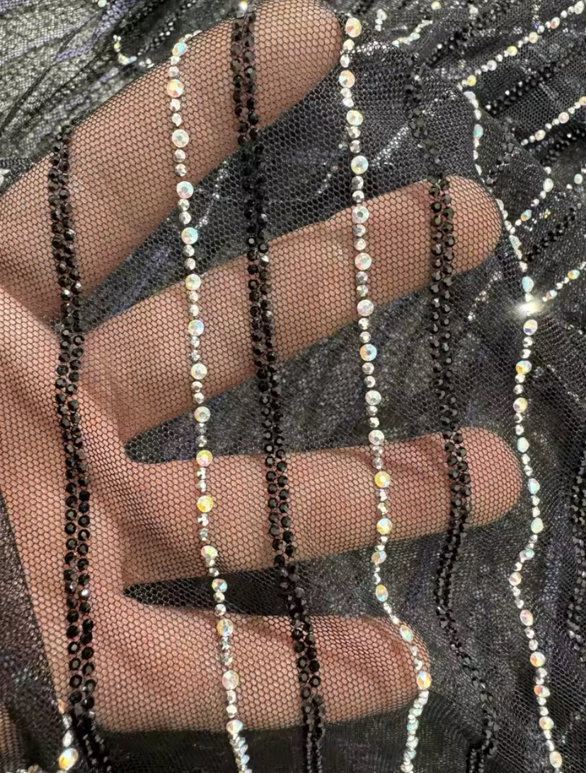 Top de tul bordado con diseño alado